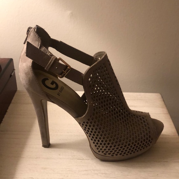 G by GUESS tan pump - Picture 2 of 4